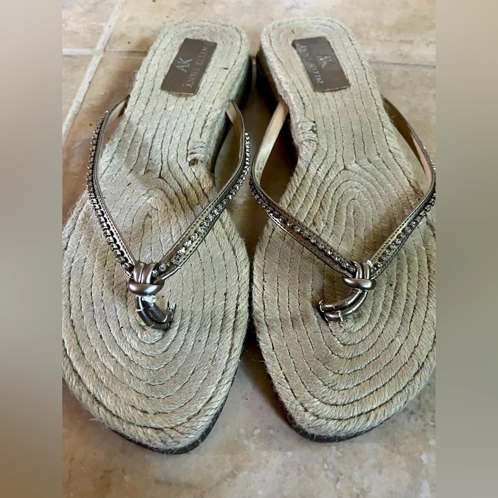 ANNE KLEIN Natural & Gold Leather & Crystal Bling Espadrille Flip Flops Sz 8